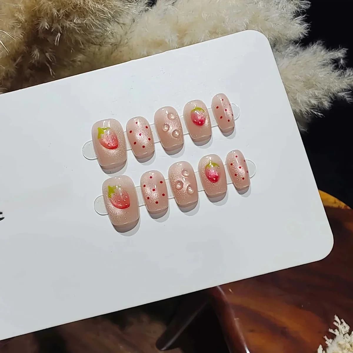 Faux ongles courts forme ballerine effet œil de chat pois baies