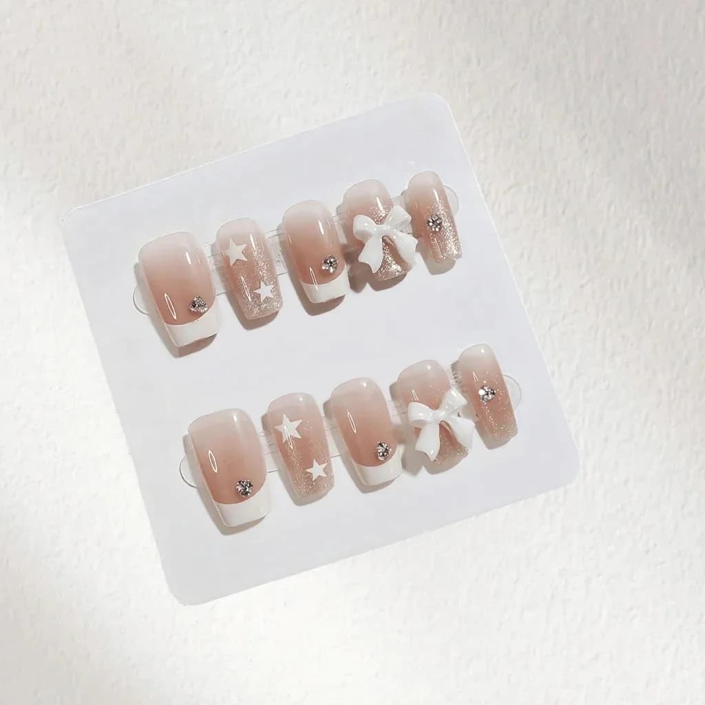 Faux ongles french manucure avec strass et nœuds, forme carrée courte