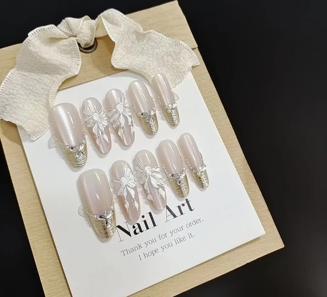 Faux ongles avec papillons et fleurs 3D, forme stiletto longue
