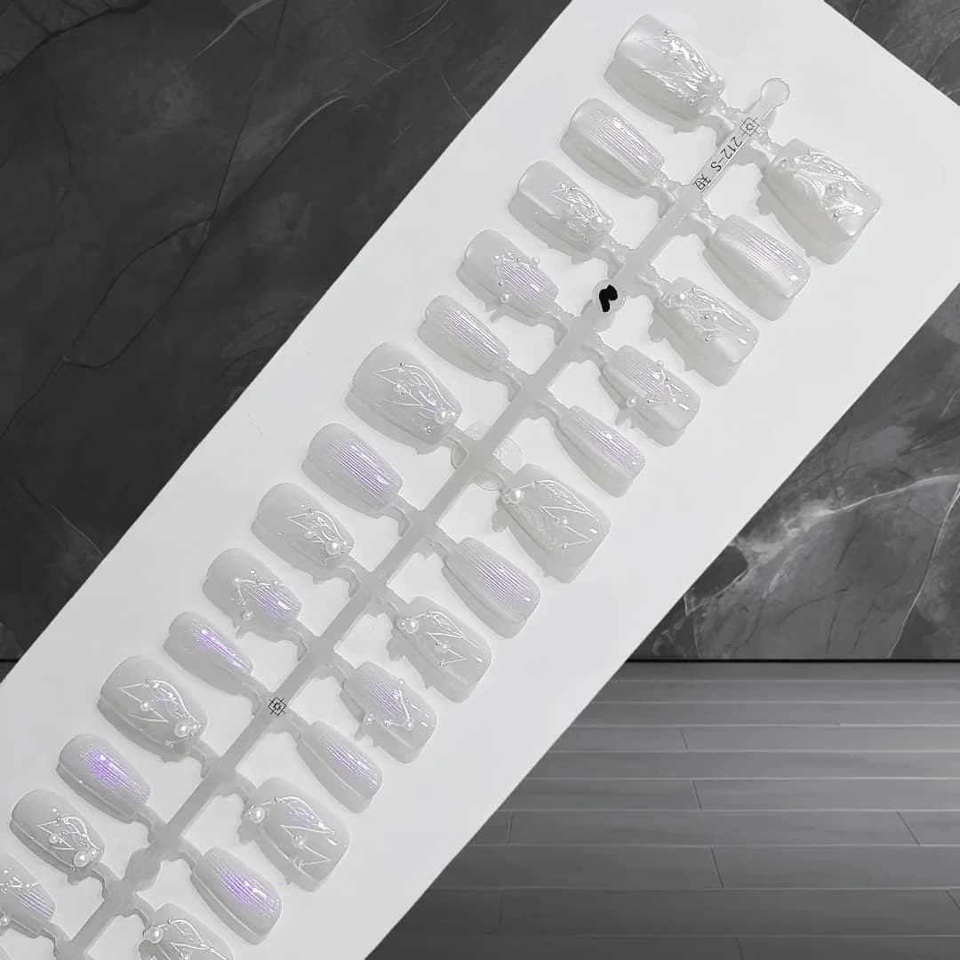 Faux ongles sirène blanc argenté effet œil de chat avec perles