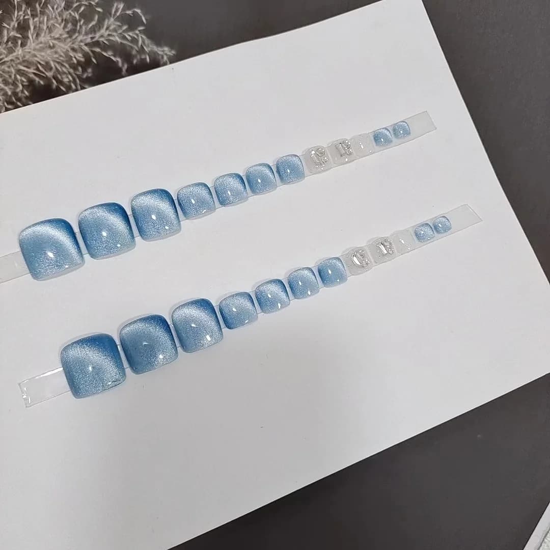 Faux ongles d'orteils courts œil de chat bleu clair style été