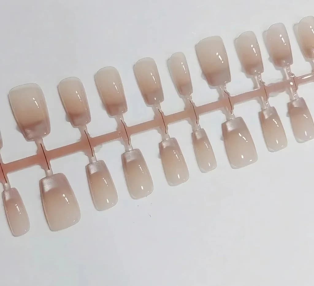 Faux ongles French avec strass papillon et effet œil de chat