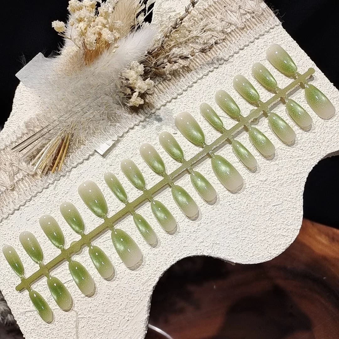 Faux ongles courts et moyens ovales effet œil de chat vert herbe