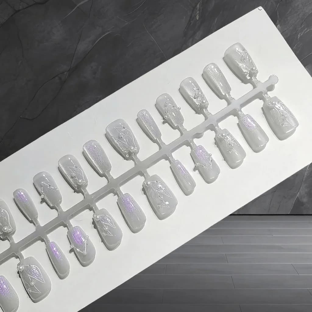 Faux ongles sirène blanc argenté effet œil de chat avec perles