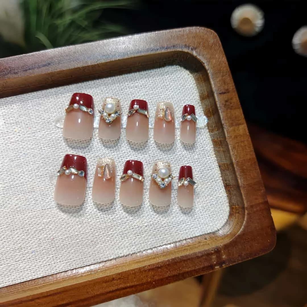 Faux Ongles Perle Rouge Court Cercueil French Tip Paillettes