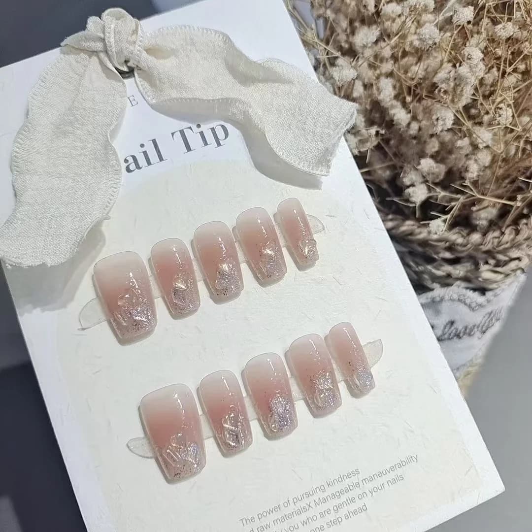 Faux Ongles Roses Cœur Strass Forme Courte Moyenne Cercueil