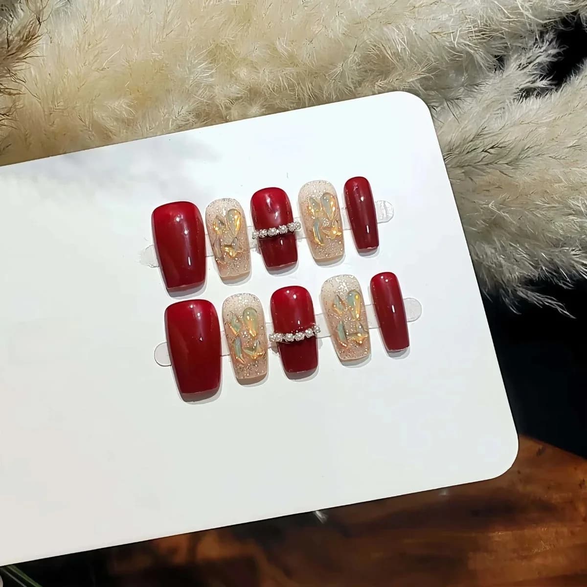 Faux Ongles Carrés Courts Rouges avec Strass Aurora