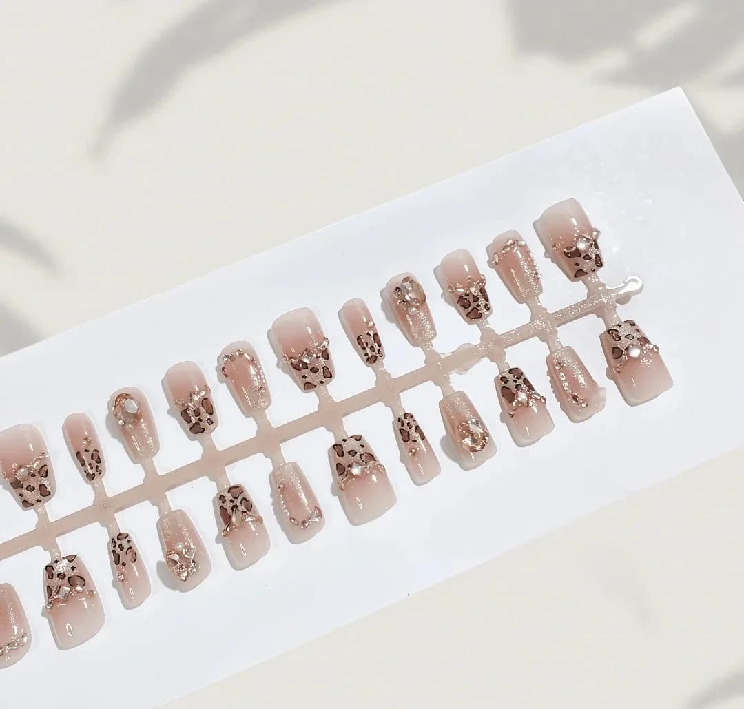 Faux Ongles Imprimé Léopard avec Strass et Paillettes