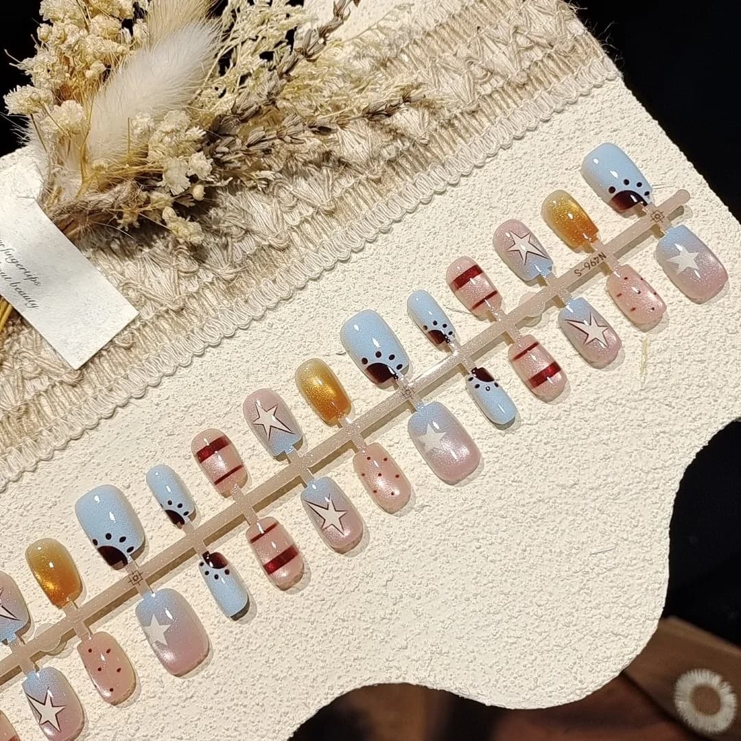 Faux Ongles Œil de Chat Bleu Glace avec Paillettes Étoiles, Forme Ballerine Courte