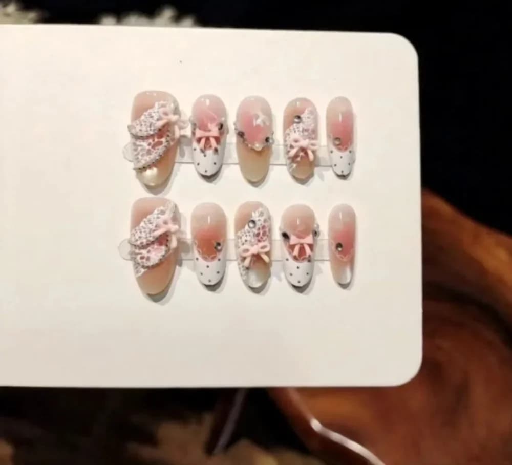 Faux Ongles Œil de Chat Satin Rose avec Nœud et Strass