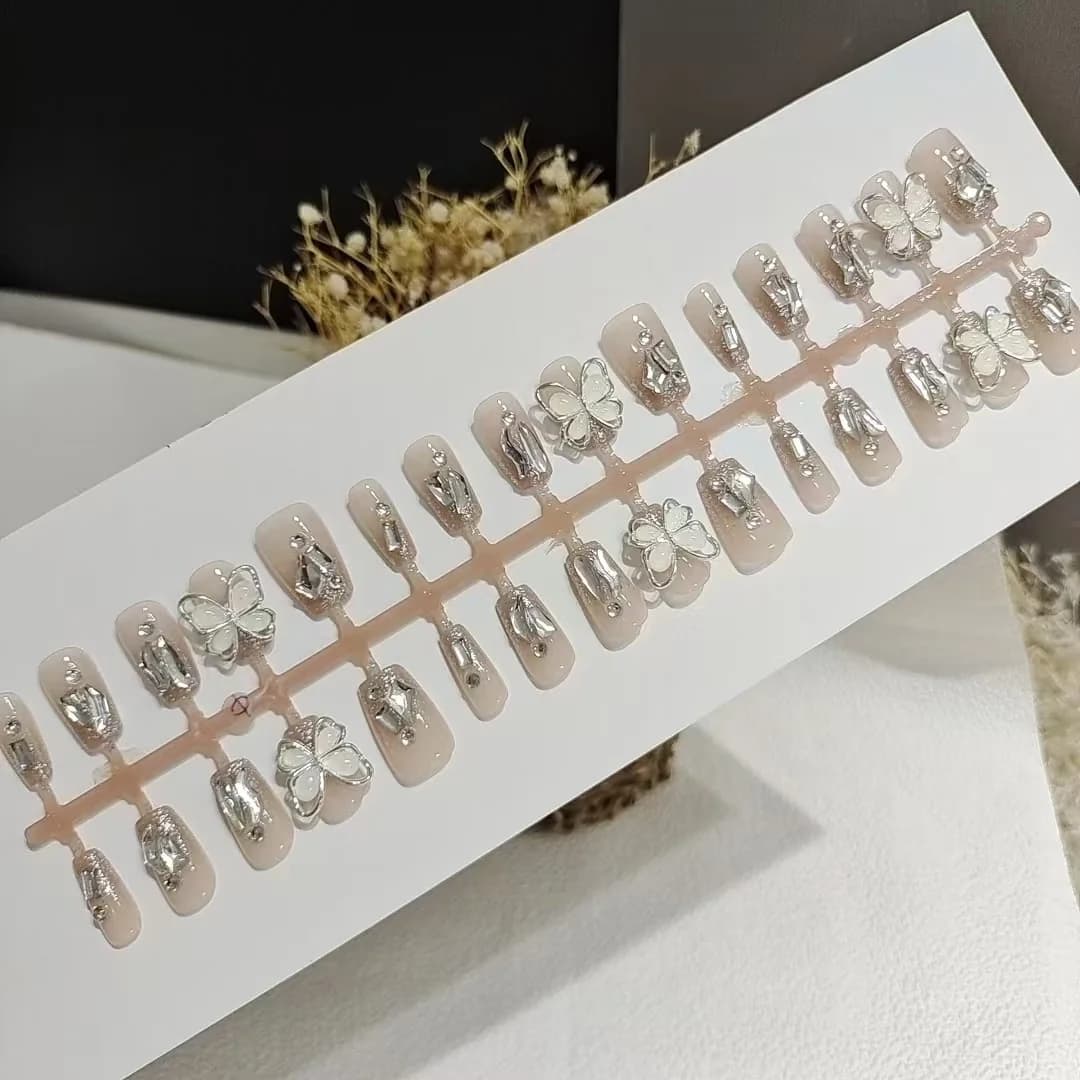 Faux ongles motif papillon jade, formes courtes et moyennes