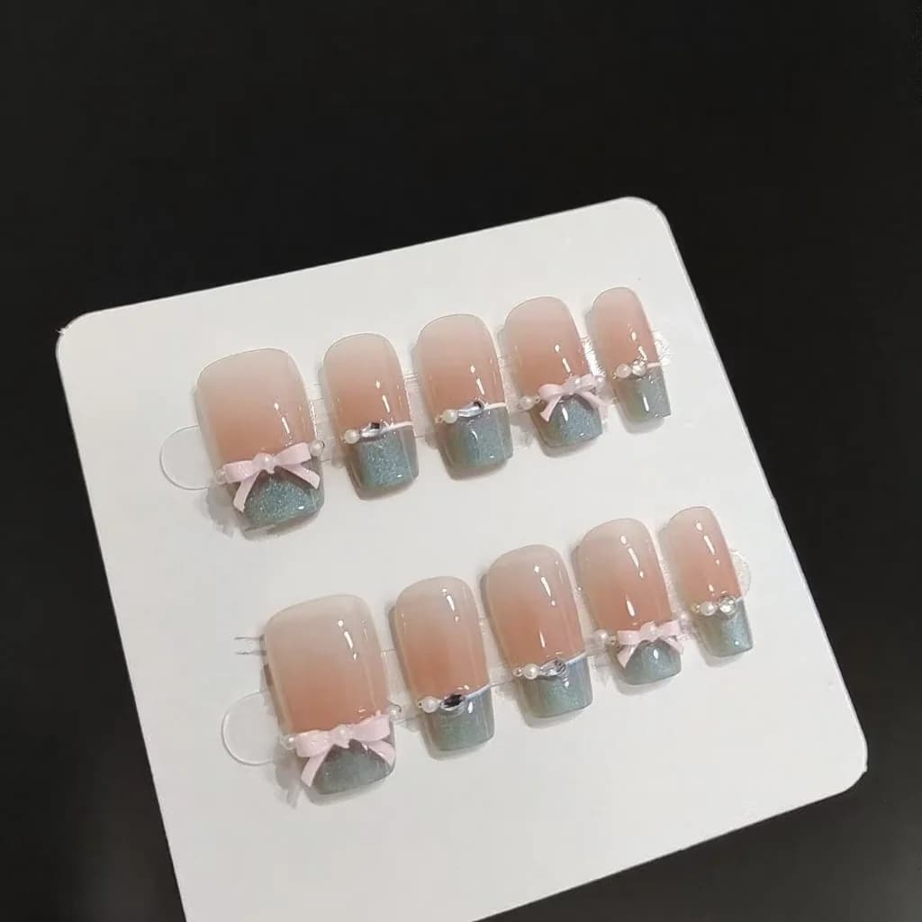 Faux Ongles Papillon Rose et Cristal Bleu avec Pointe Française Œil de Chat