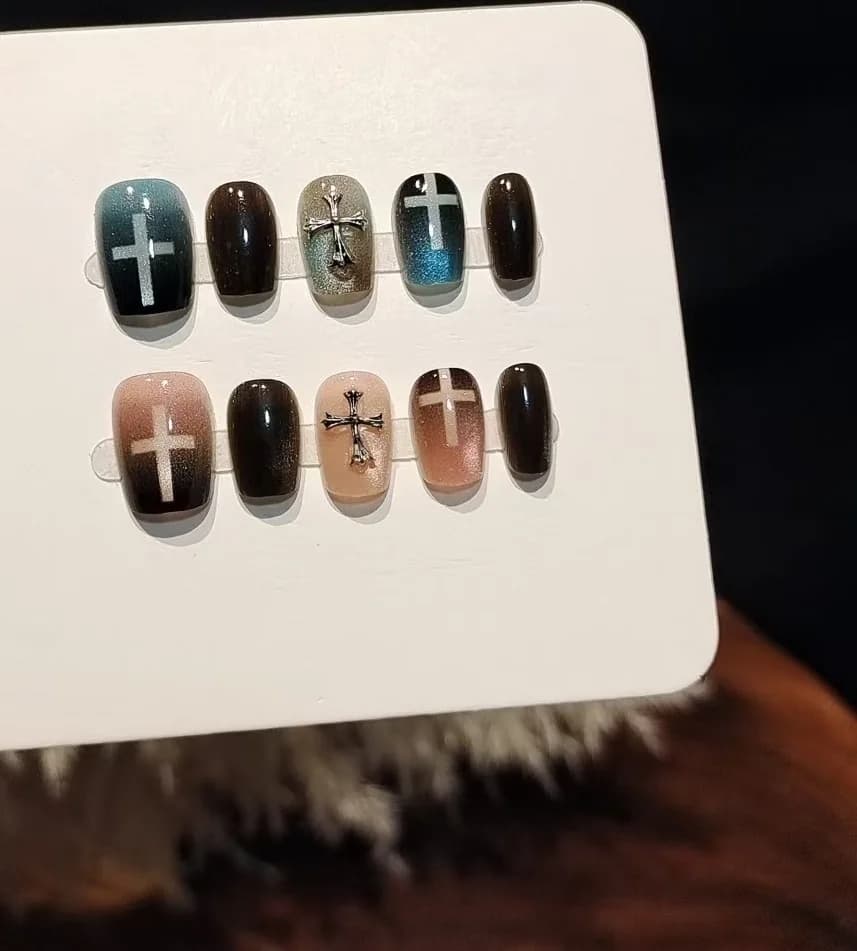 Faux ongles œil de chat bleu rose avec perles de verre et motif croix