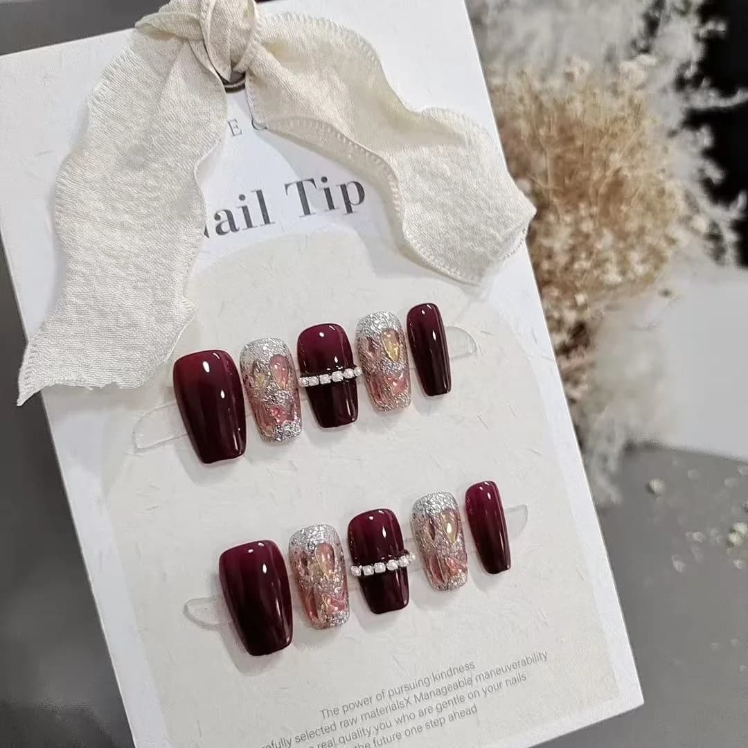 Faux Ongles Ciel Étoilé Rouge avec Strass Chaîne, Forme Cercueil Court