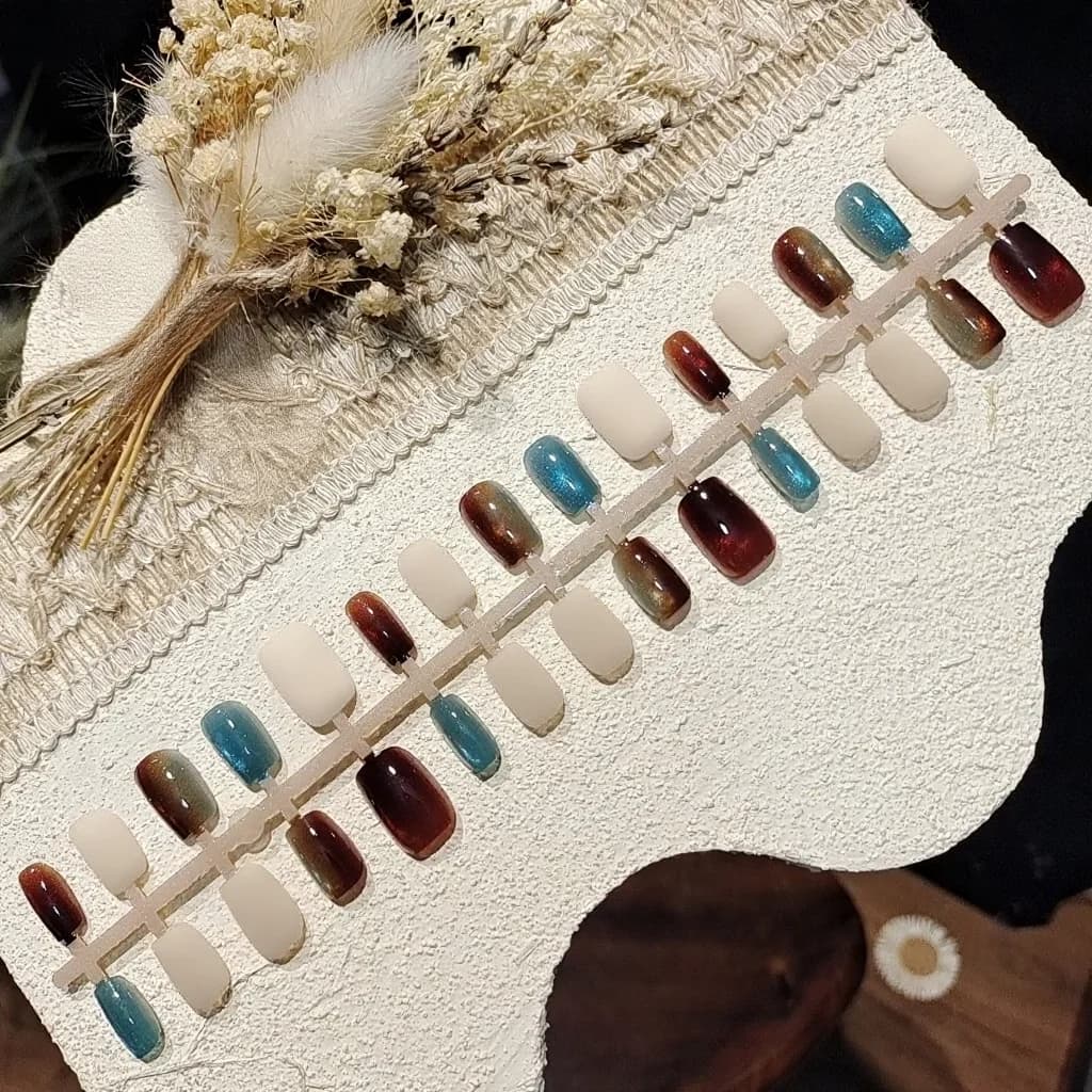 Faux Ongles Courts Forme Ballerine Imprimé Léopard Œil de Chat et Paillettes
