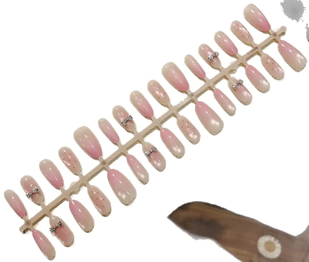 Faux ongles roses effet œil de chat avec nœud et perles de verre