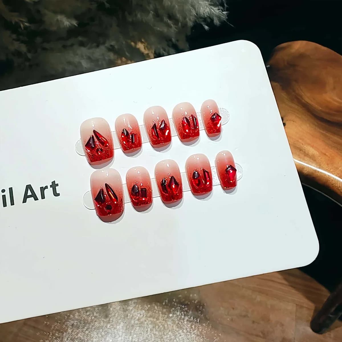 Faux ongles rouges dégradés œil de chat forme ballerine courte avec strass