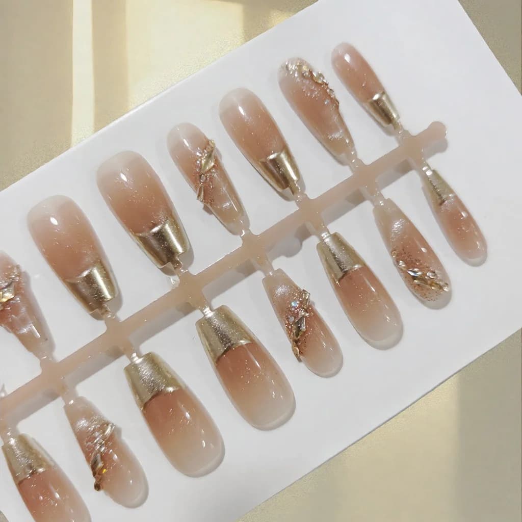 Faux ongles French manucure avec contour doré et paillettes, 30 pièces