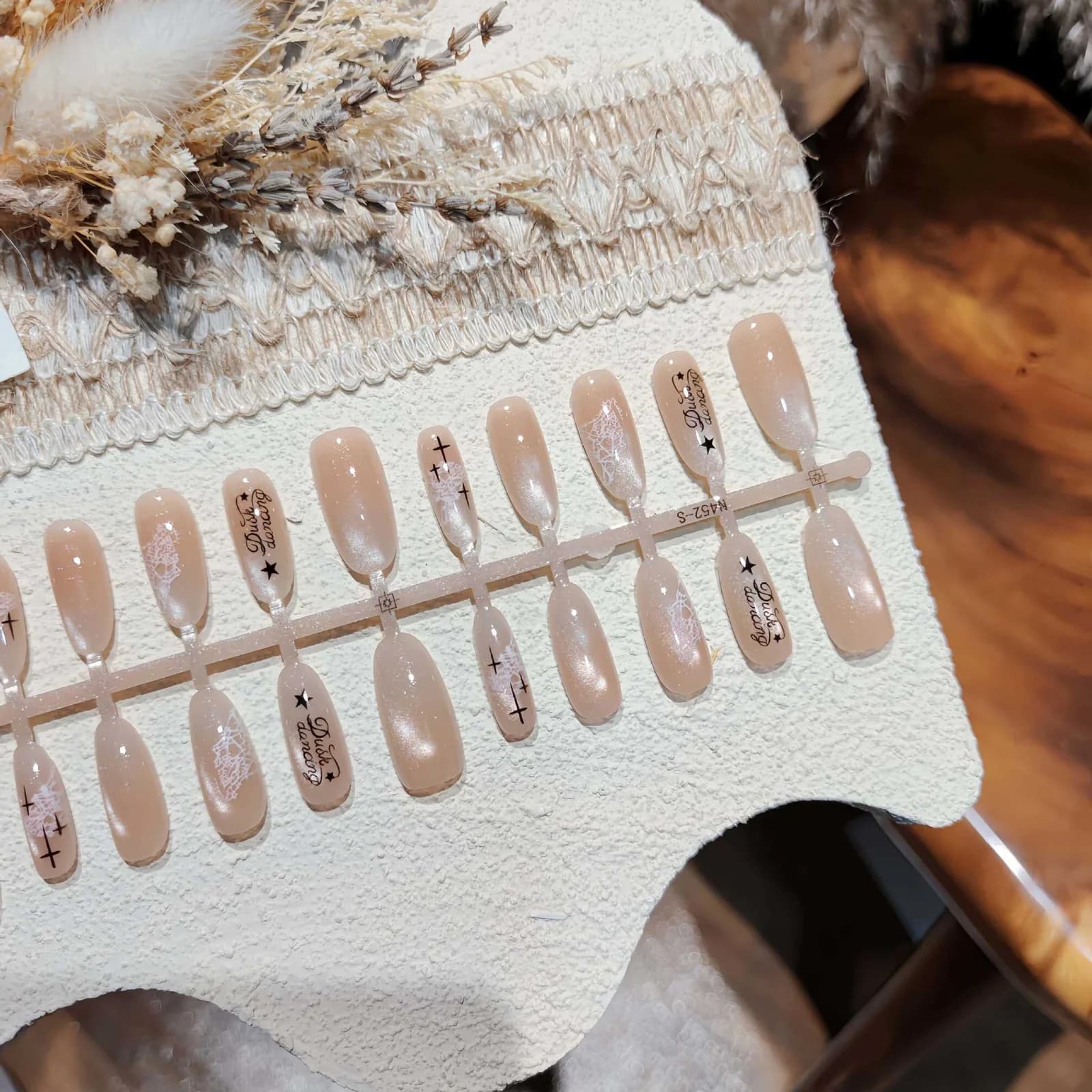 Faux ongles Œil de Chat Blanc Laiteux, Forme Ovale Moyenne, 30 Pièces