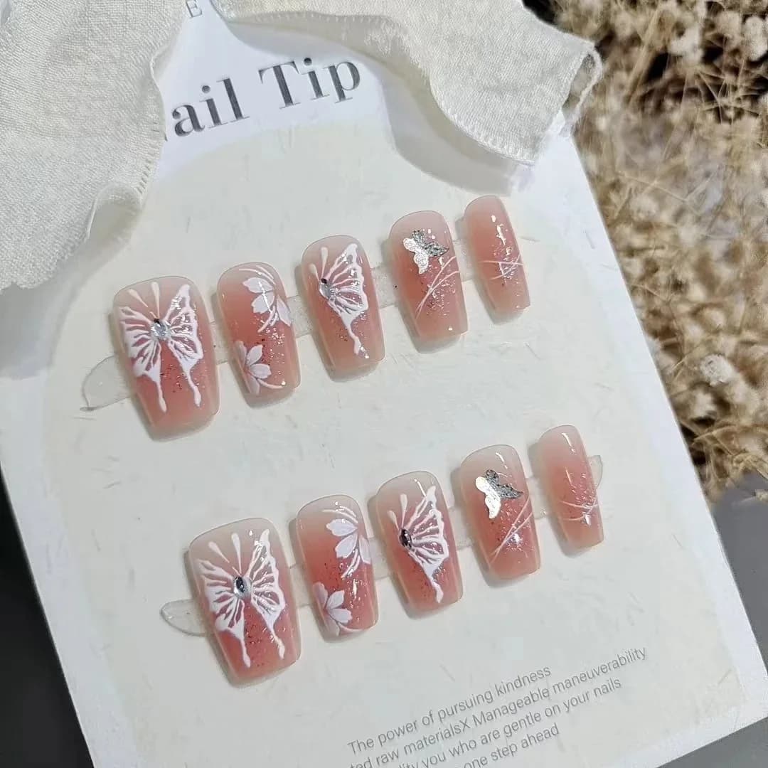 Faux ongles courts carrés avec pointe française papillon et paillettes
