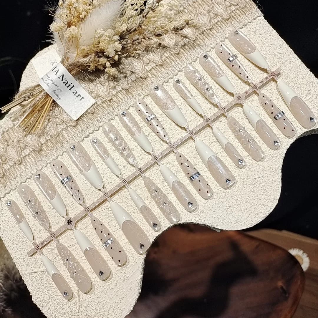 Faux Ongles Blanc Lait Strass XL Effet Œil de Chat