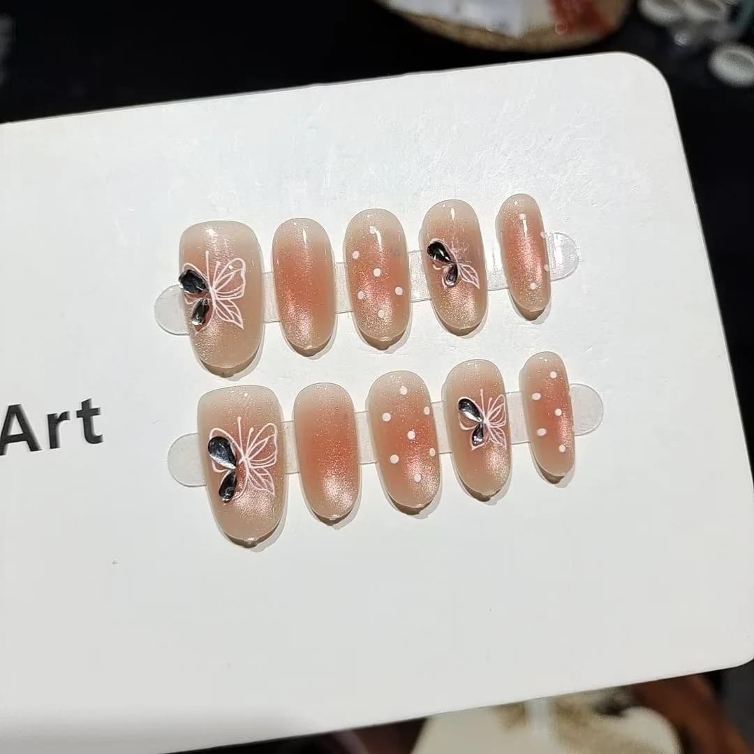 Faux ongles effet œil de chat avec perles de verre et strass