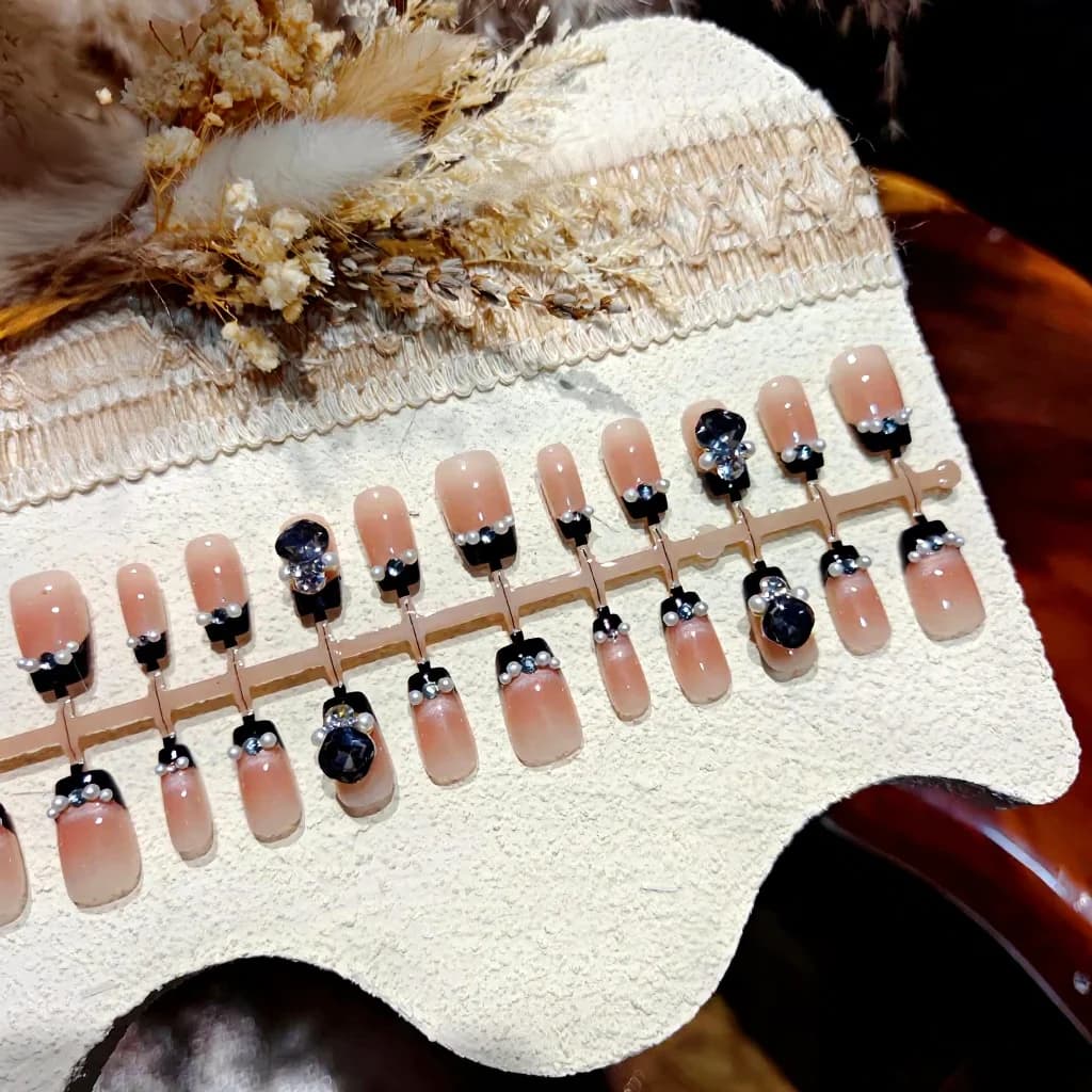 Faux ongles œil de chat noir avec perles et strass