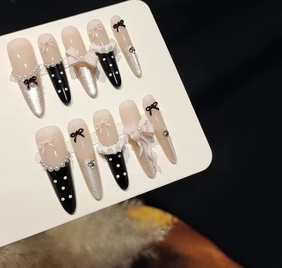 Faux Ongles Style Robe Hepburn avec Design Nœud