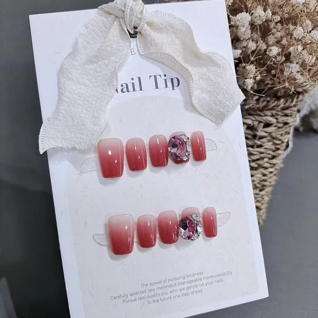 Faux ongles dégradé forêt de roses avec gros strass, forme courte cercueil