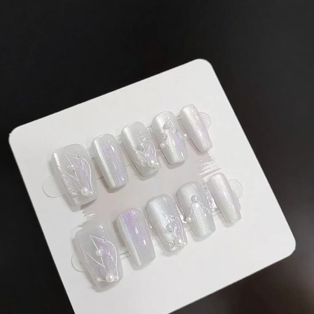 Faux ongles sirène blanc argenté effet œil de chat avec perles