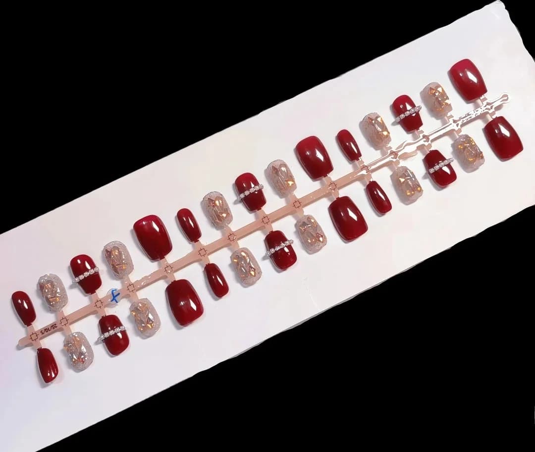 Faux ongles rouges avec chaîne et strass aurore, forme ballerine courte