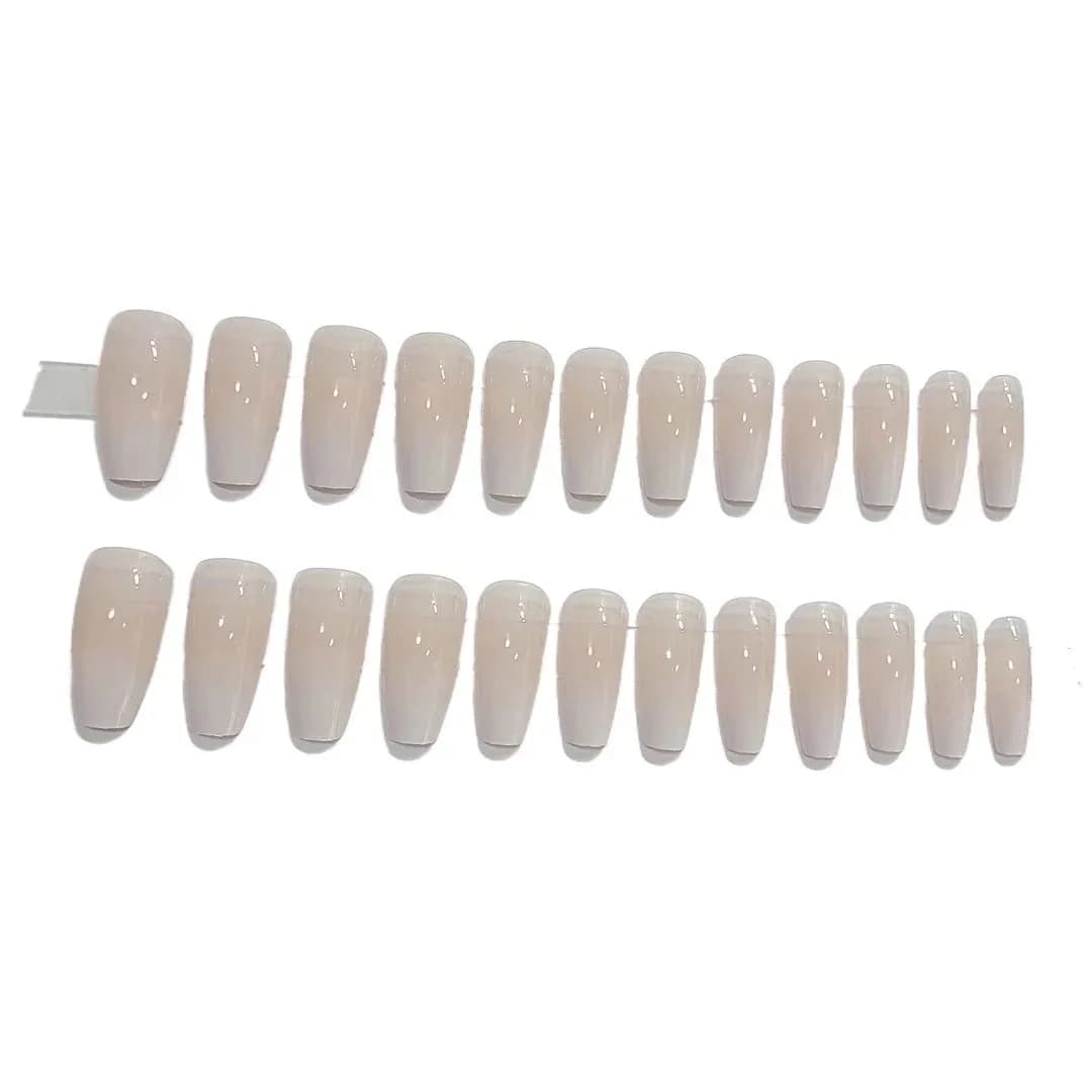 Faux ongles longs forme cercueil dégradé blanc laiteux style français