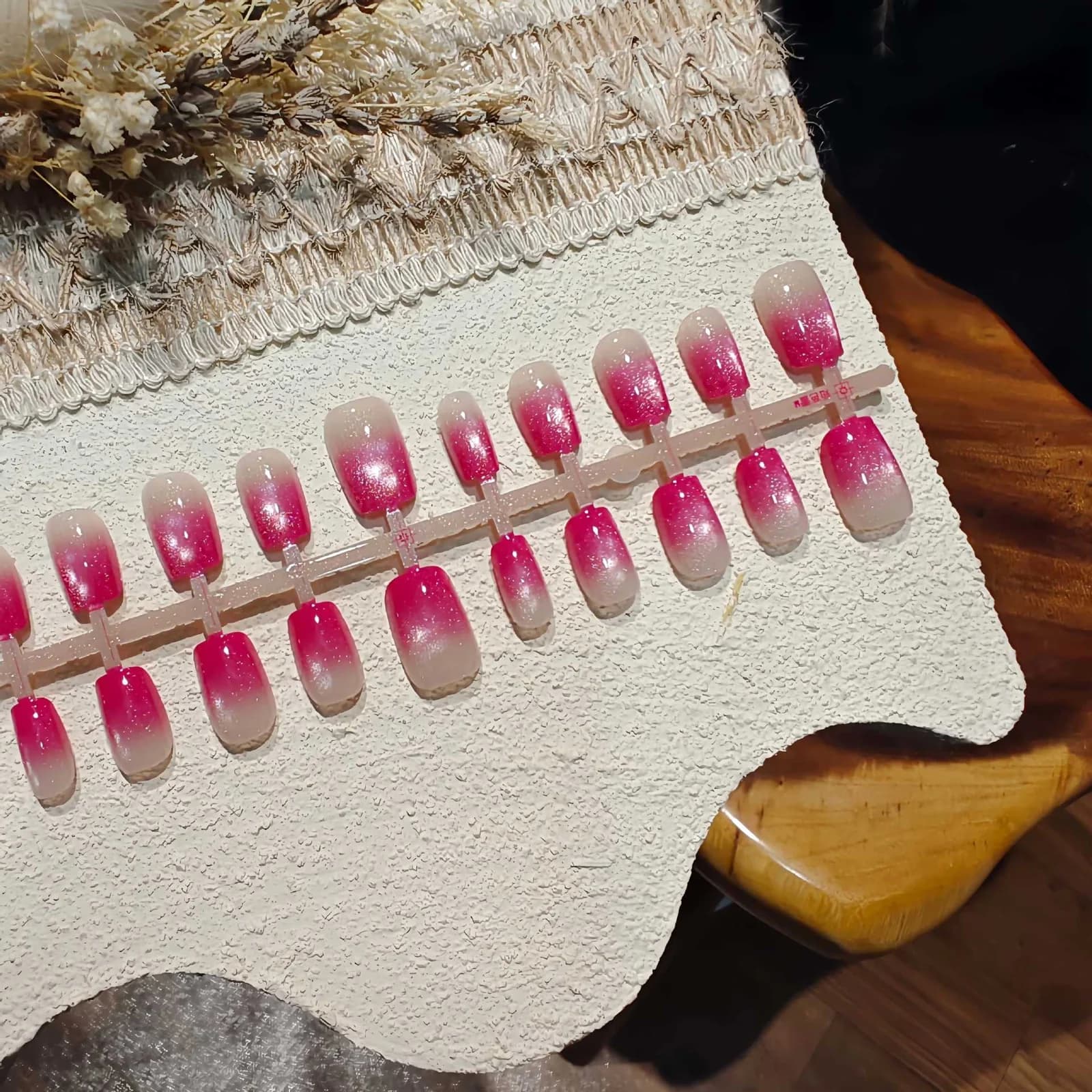 Faux Ongles Œil de Chat Dégradé Rose Poudré Courts Forme Ballet