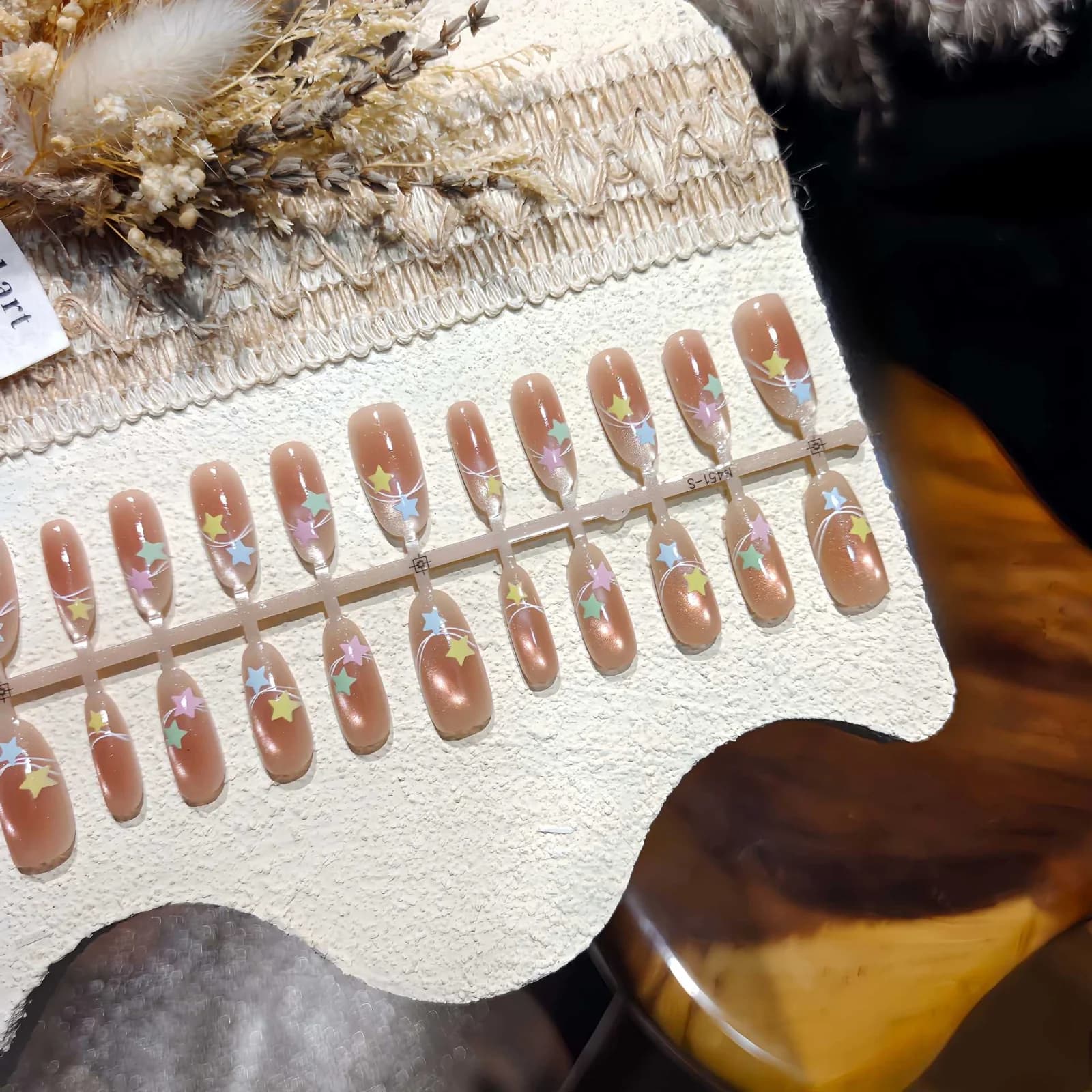 Faux ongles œil de chat nude brumeux, design étoilé réutilisable