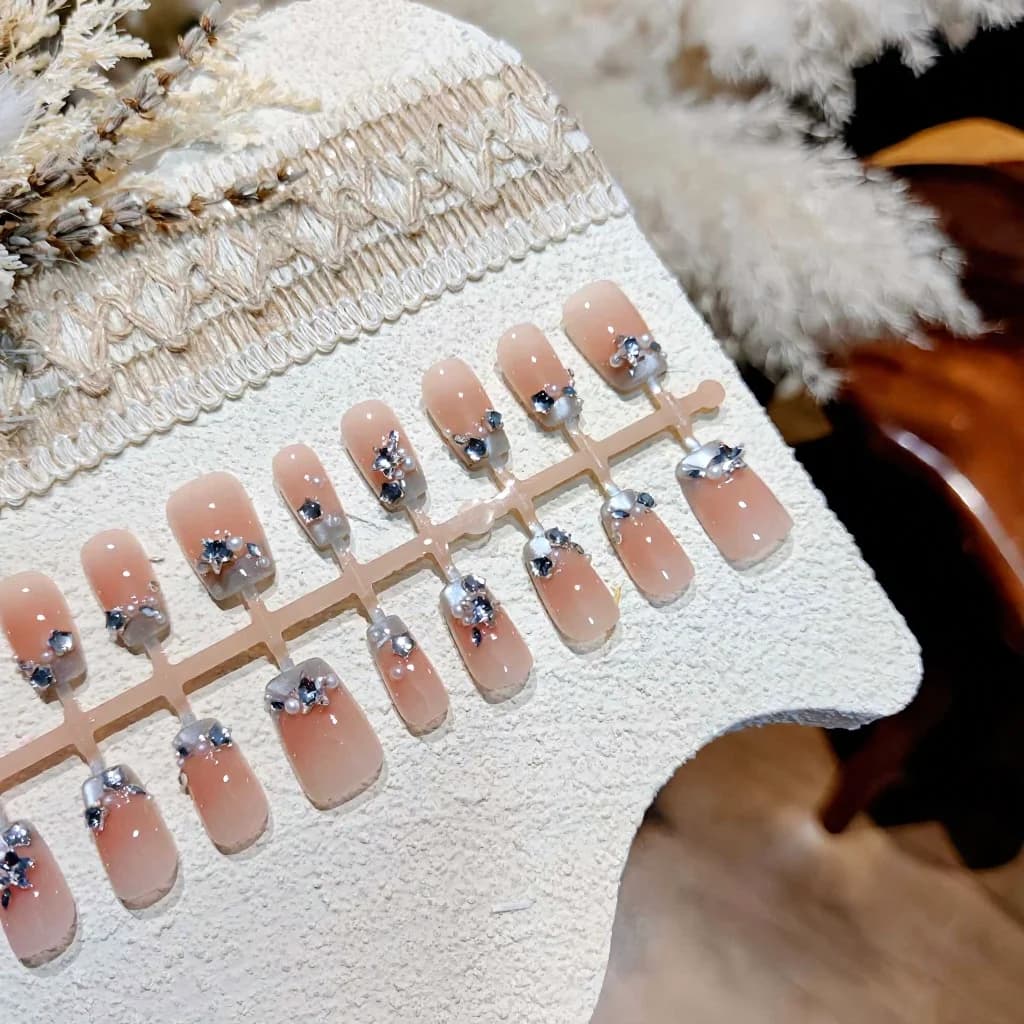 Faux Ongles French Tip Bleu avec Perles et Strass