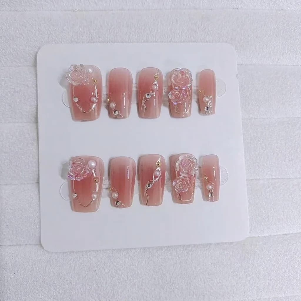 Set de Manucure Faux Ongles Camélia Doré Design Floral Style Doux