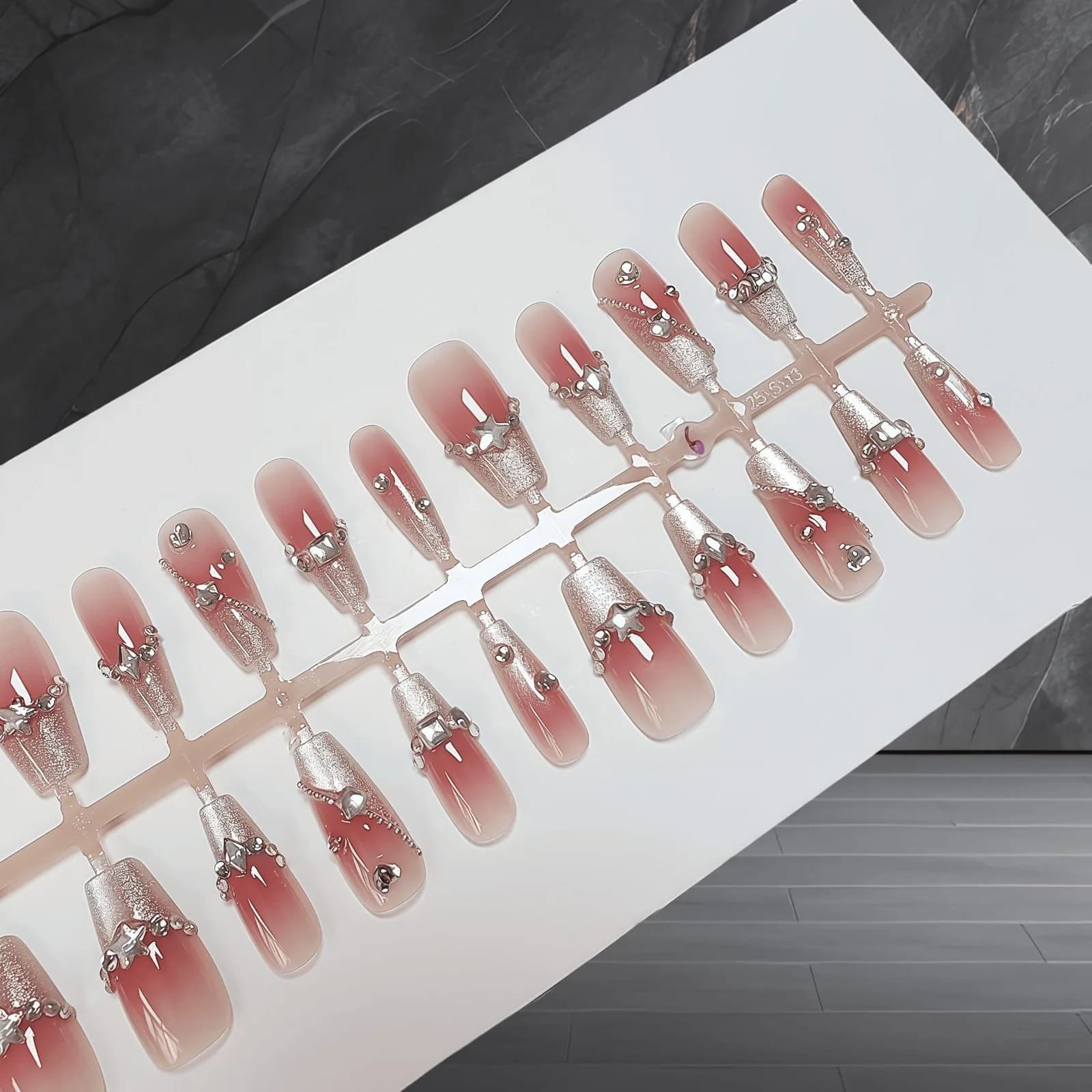 Faux Ongles à Presser Motif Cœur, Finition Pailletée, Forme Cercueil Moyenne