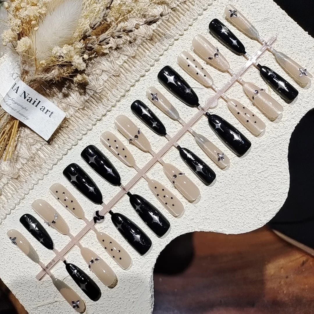 Faux ongles stilettos avec strass motif ciel étoilé sombre