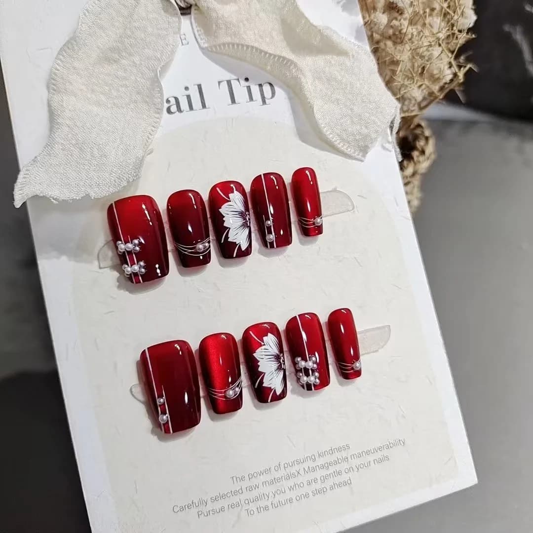 Faux ongles rouges floraux, forme cercueil moyenne, finition pailletée, 10 pièces