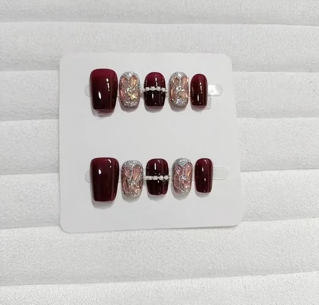 Faux Ongles Ciel Étoilé Rouge avec Strass Chaîne, Forme Coffin Court