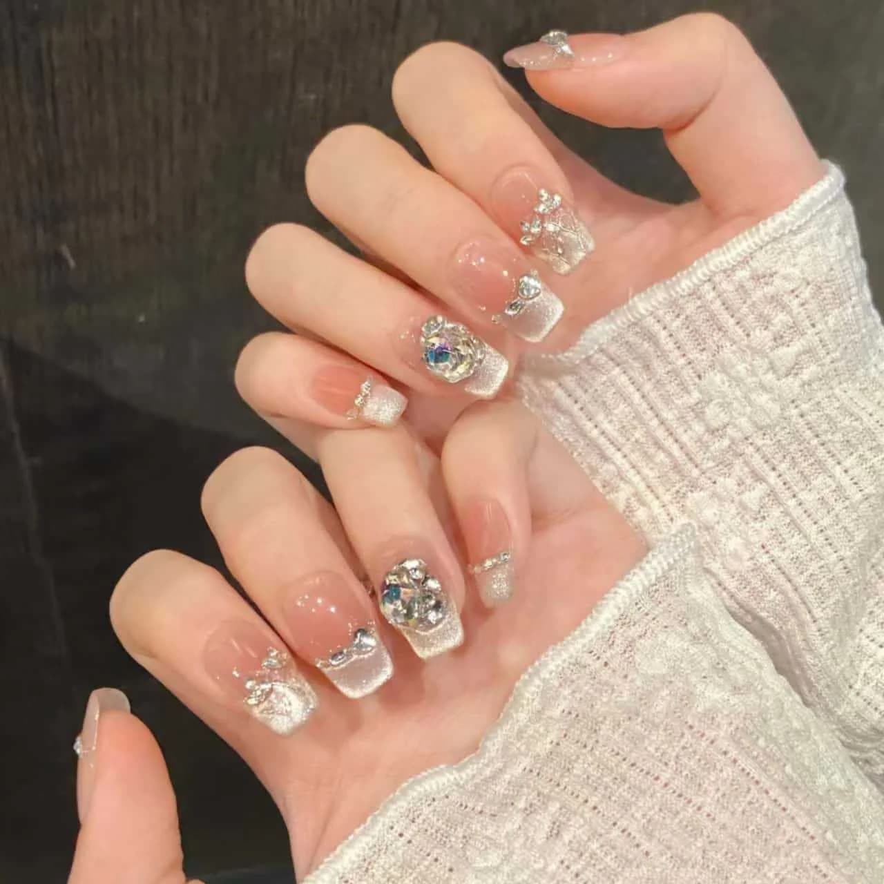 Faux Ongles Courts Forme Cercueil Glitter Floral Rose et Strass