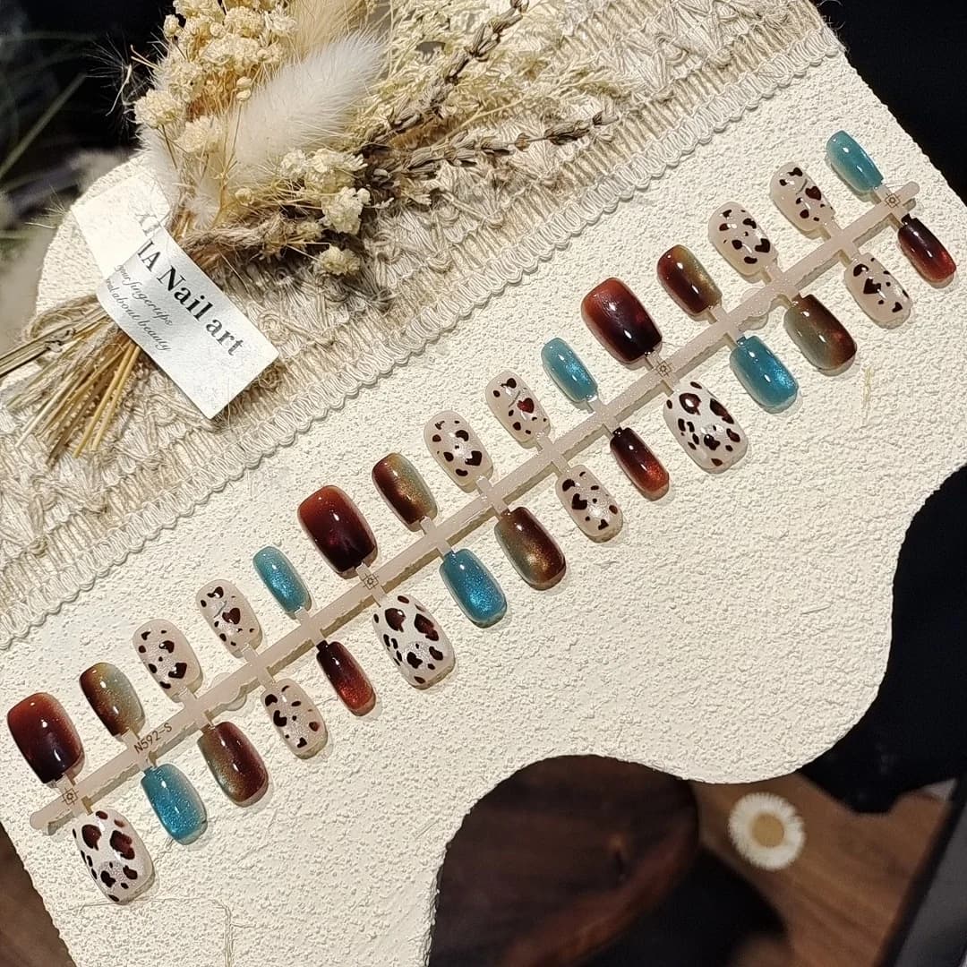 Faux Ongles Courts Forme Ballerine Imprimé Léopard Œil de Chat et Paillettes