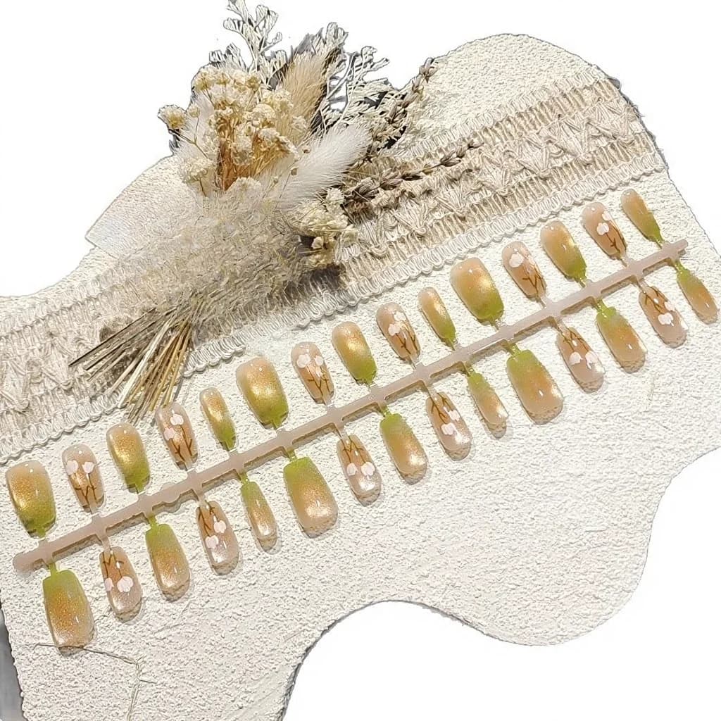 Faux ongles courts œil de chat avec motif floral, style dégradé doux
