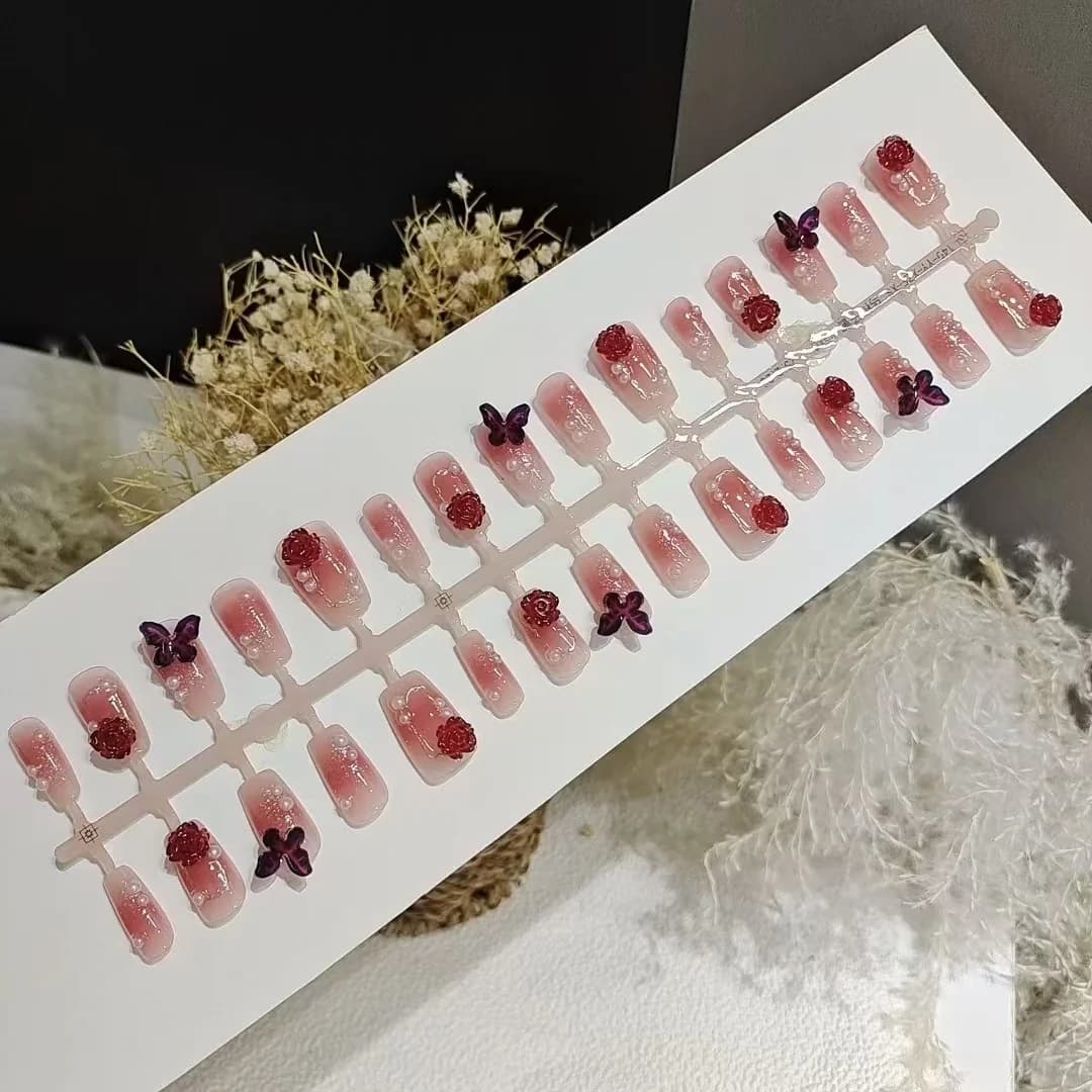 Faux ongles courts forme cercueil, design floral papillon blush prune (30 pièces)