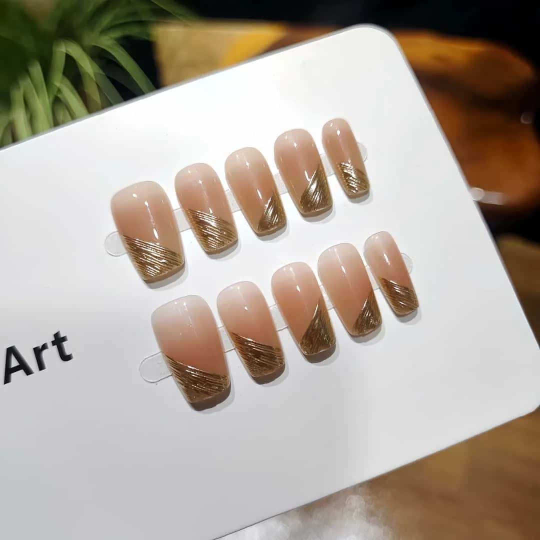 Faux Ongles à Poser French Manucure Diagonale avec Finition Chrome Miroir