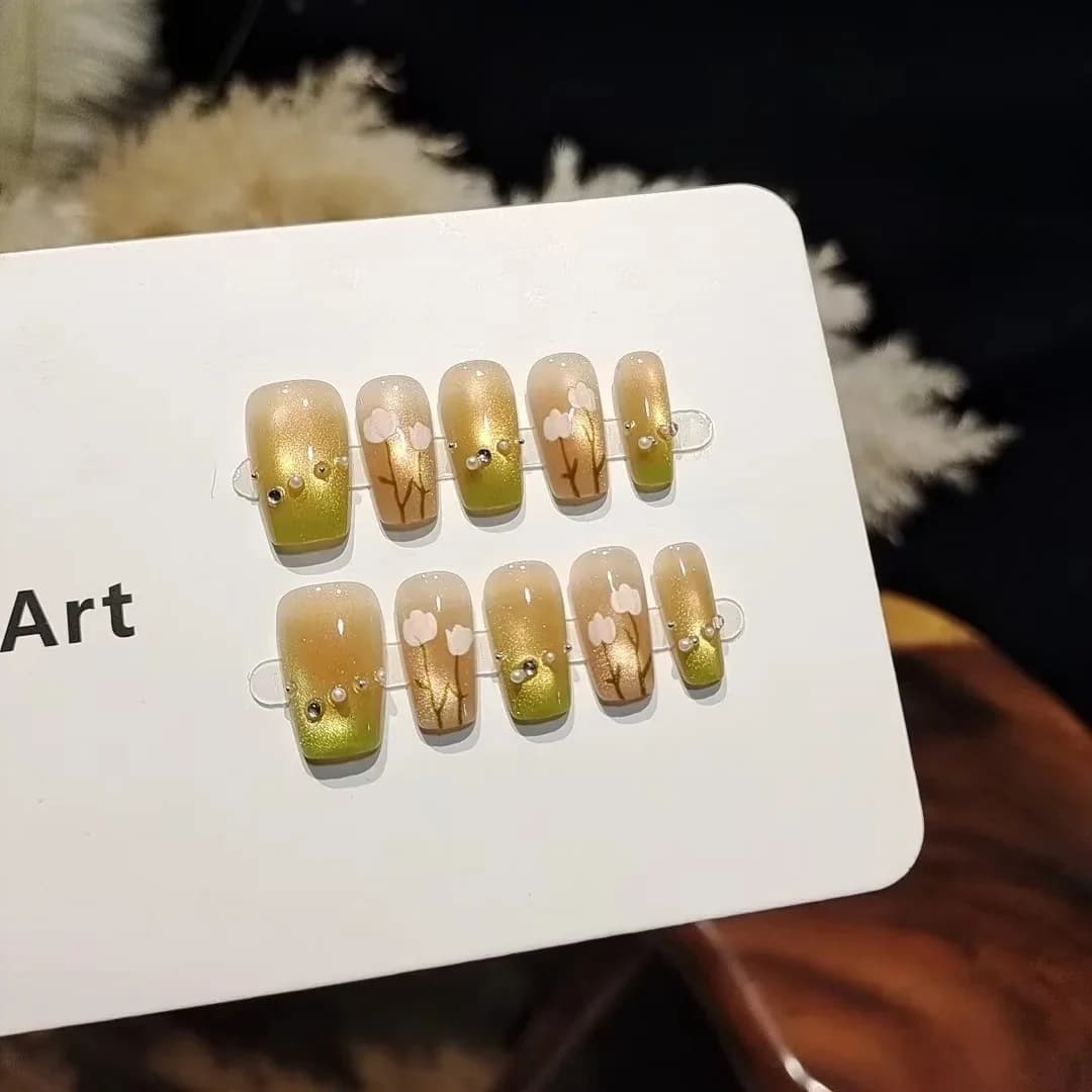 Faux ongles courts œil de chat avec motif floral, style dégradé doux