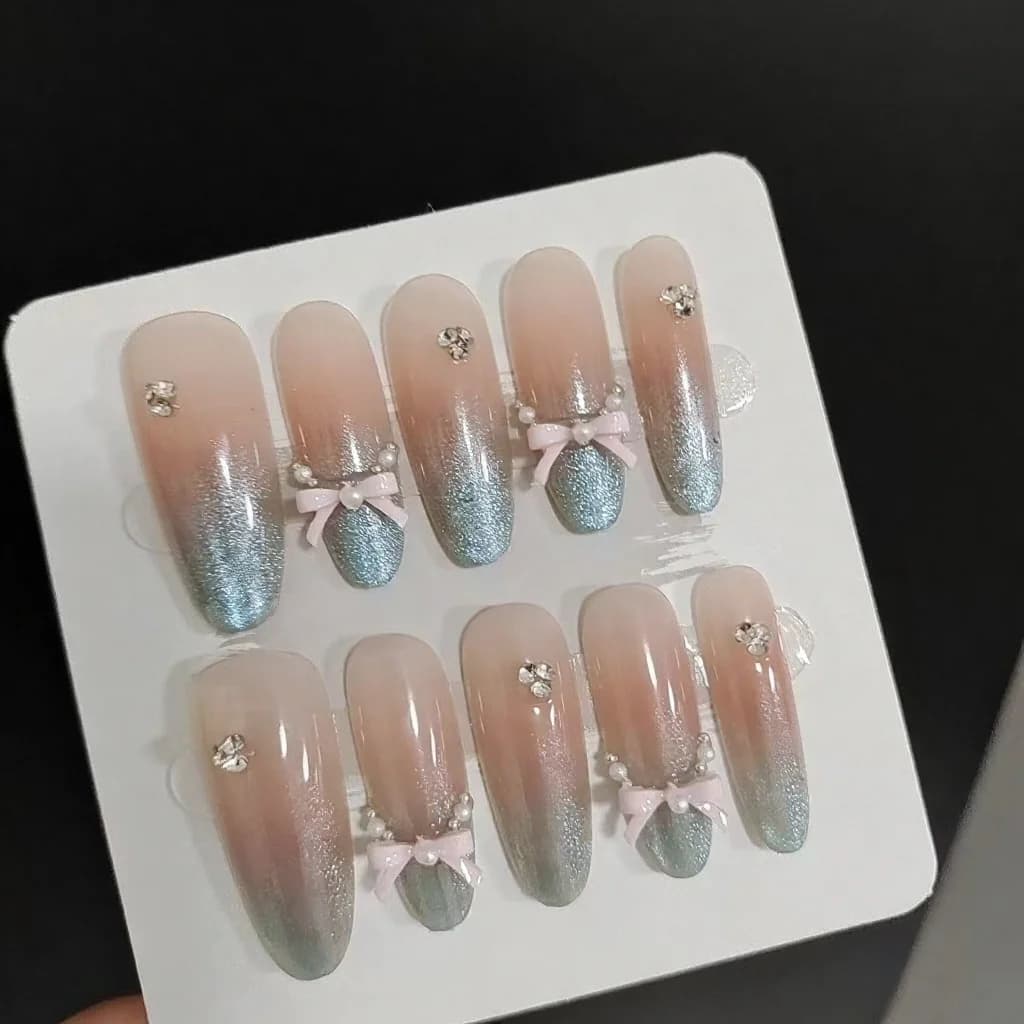 Faux ongles léopard sel de mer effet œil de chat avec nœud, forme stiletto longue