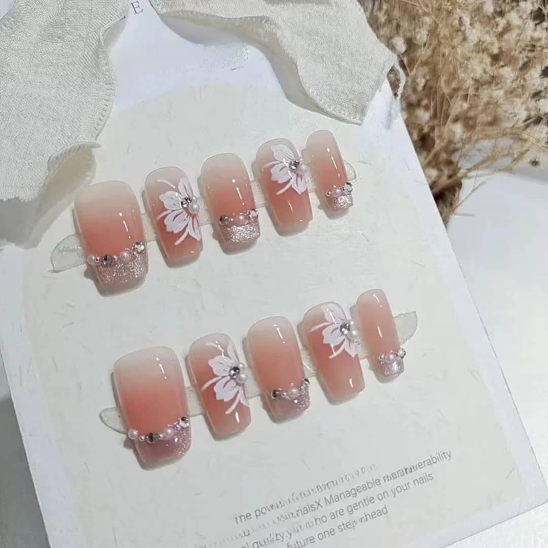 Faux Ongles Œil de Chat Lys avec Perles et Strass