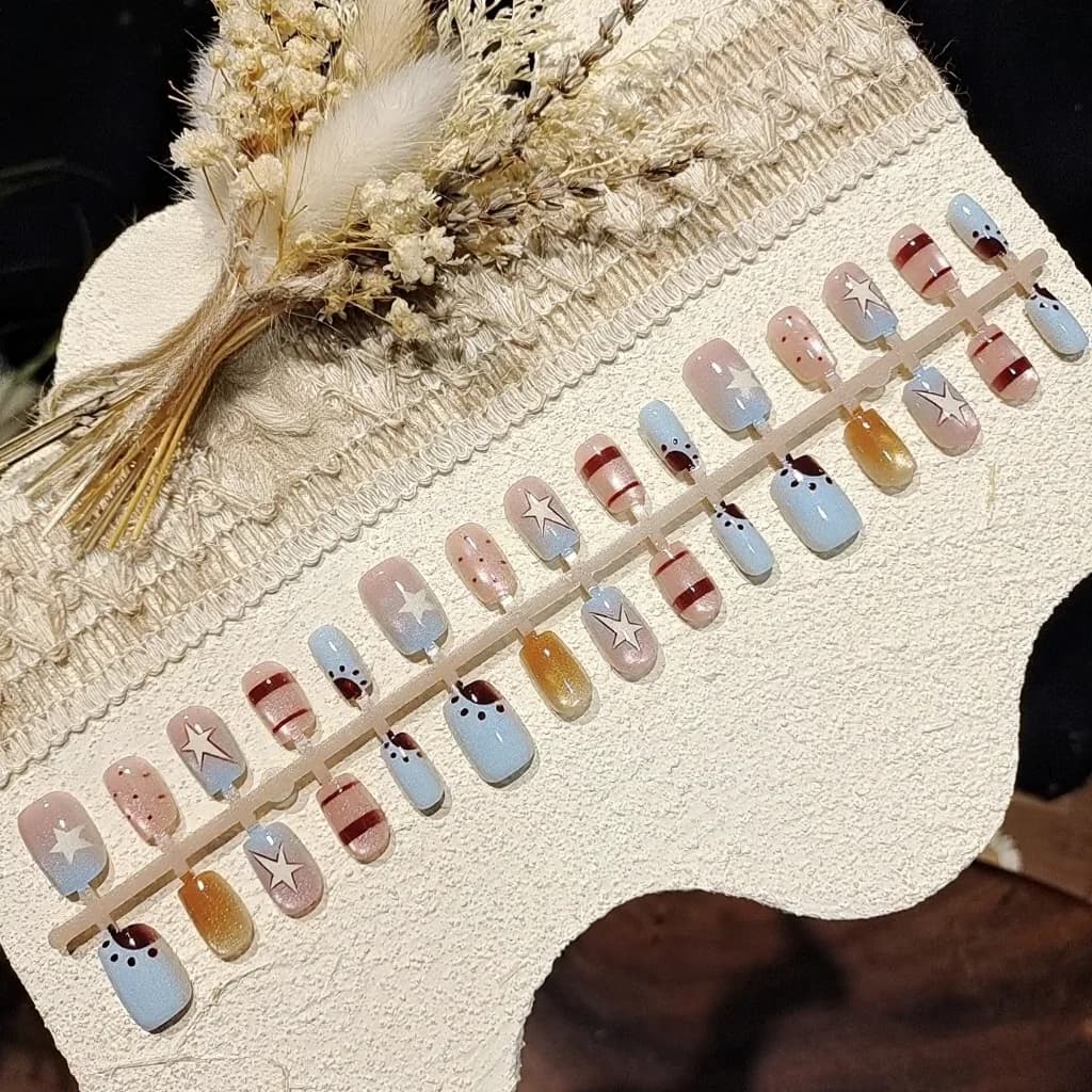 Faux Ongles Œil de Chat Bleu Glace avec Paillettes Étoiles, Forme Ballerine Courte