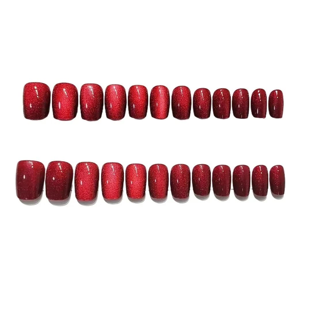 Faux ongles rouges effet œil de chat, formes cercueil courte et moyenne